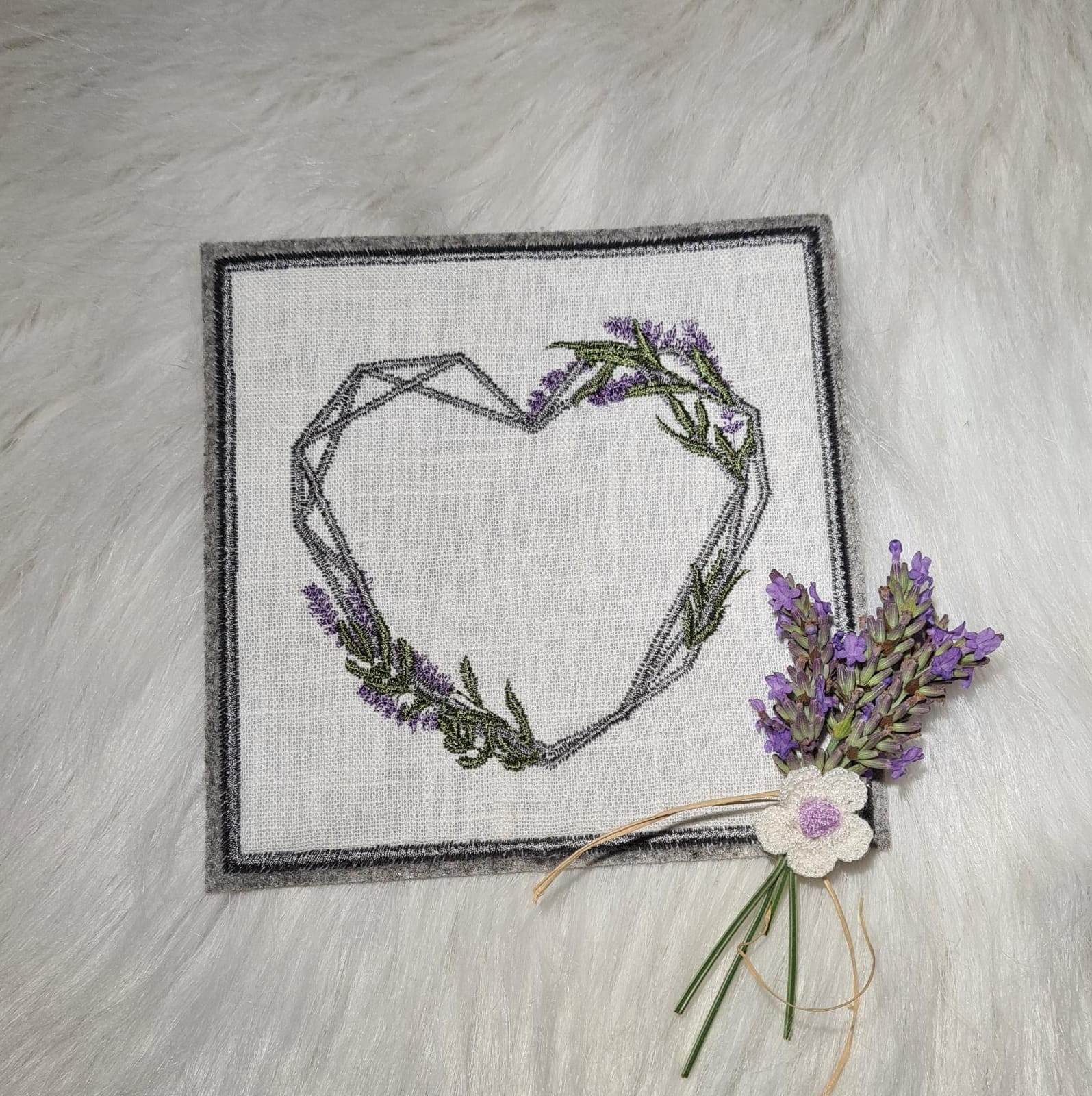 Herzrahmen mit Lavendel Stickdatei – zartes Motiv für Hochzeiten, Geschenke & liebevolle Botschaften - Sewando