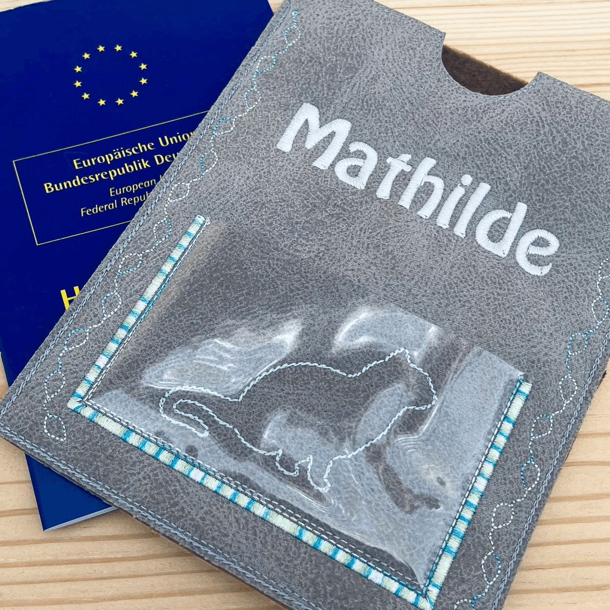 Stickdatei Impfpass Hülle 13x18 für Katzen, ITH Stickdesign - Sewando