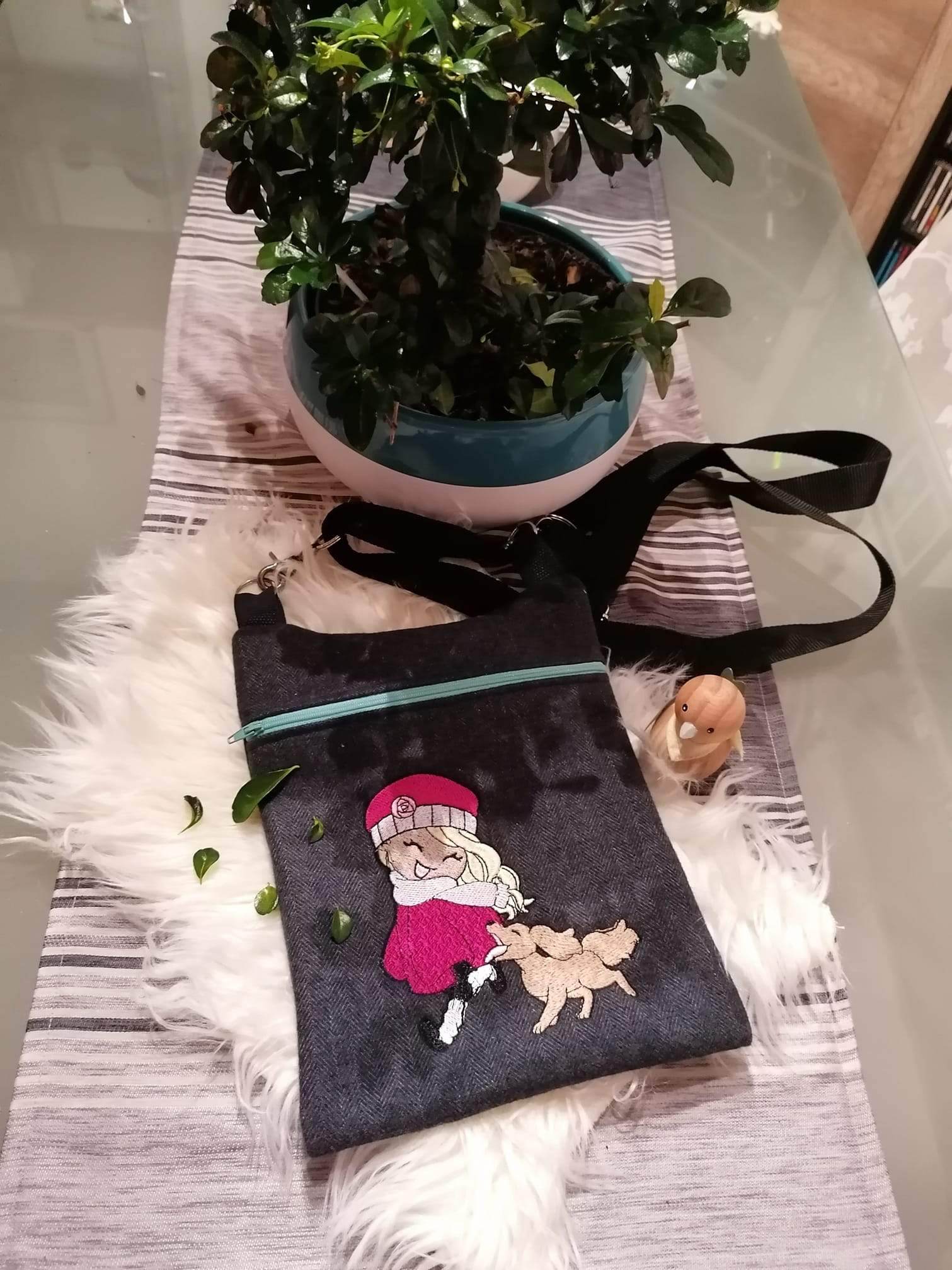 Mädchen Stickdatei – Winterliches Motiv mit Hund und ganz viel Herz - Sewando