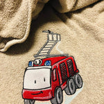 Feuerwehr Stickdatei, niedliches Feuerwehrfahrzeug mit Leiter für deine Stickmaschine - Sewando