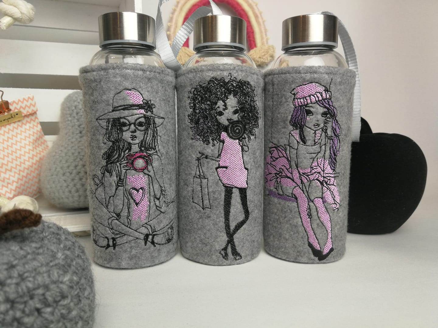 Mädchen mit Fotoapparat Stickdatei, süßes Fotomotiv eines Mädchens mit Kamera für deine Stickmaschine - Sewando