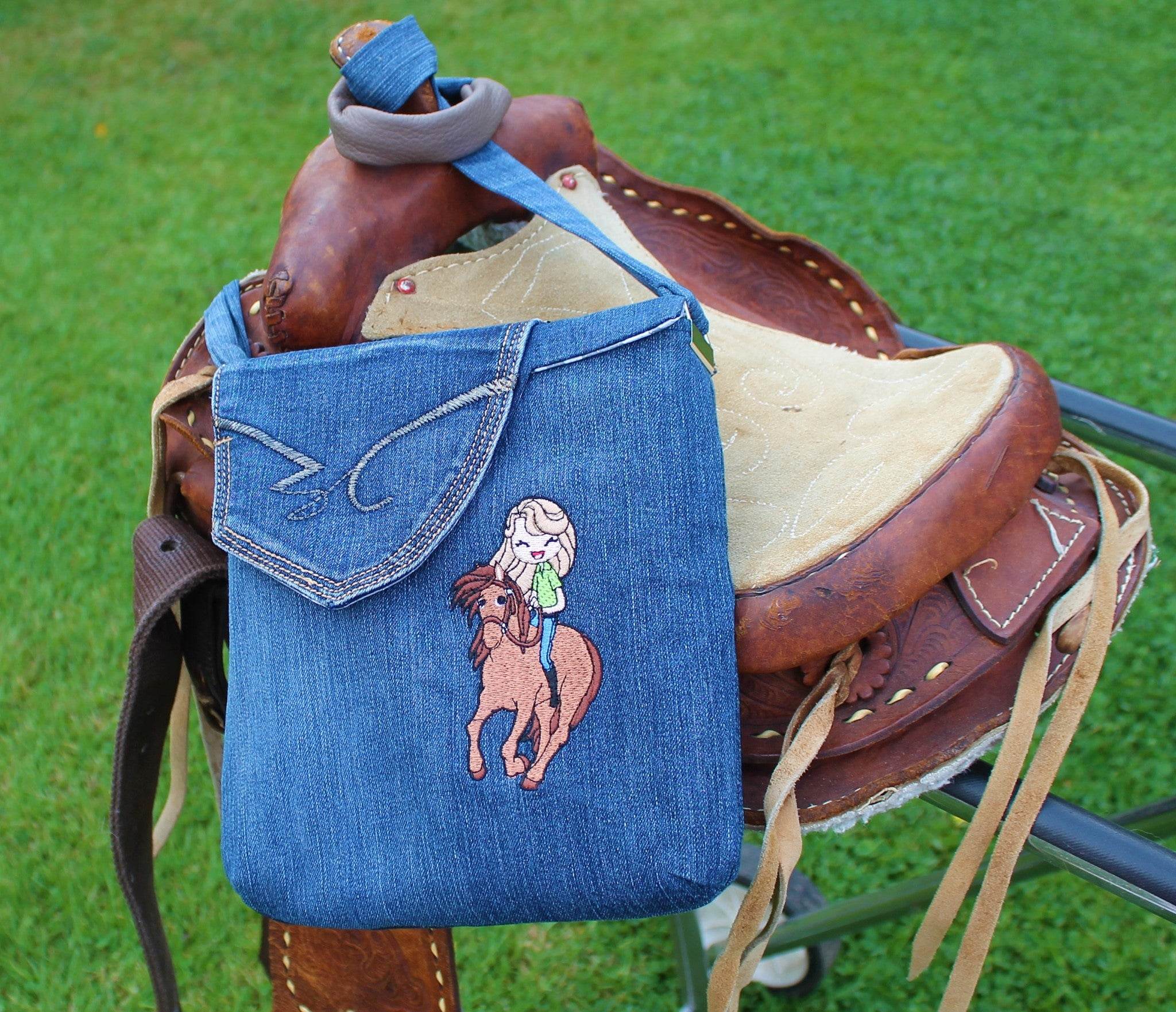 Mädchen auf Pferd Stickdatei – voller Abenteuerlust für deine Stickmaschine - Sewando