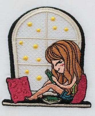 Mädchen Stickdatei – für gemütliche Lesemomente an deiner Stickmaschine - Sewando