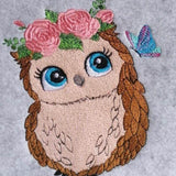 Stickdatei Eule mit Blumen und Schmetterling – niedlich & detailverliebt - Sewando