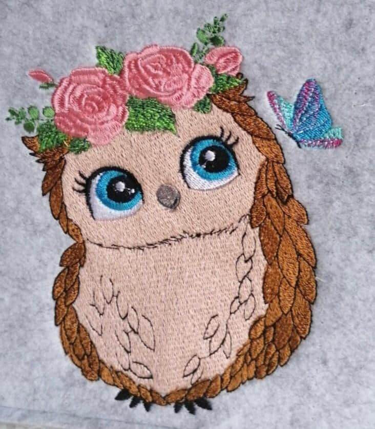 Stickdatei Eule mit Blumen und Schmetterling – niedlich & detailverliebt - Sewando