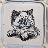 Stickdatei Katze "Cilly" - realistisch - FÜR HELLE STOFFE