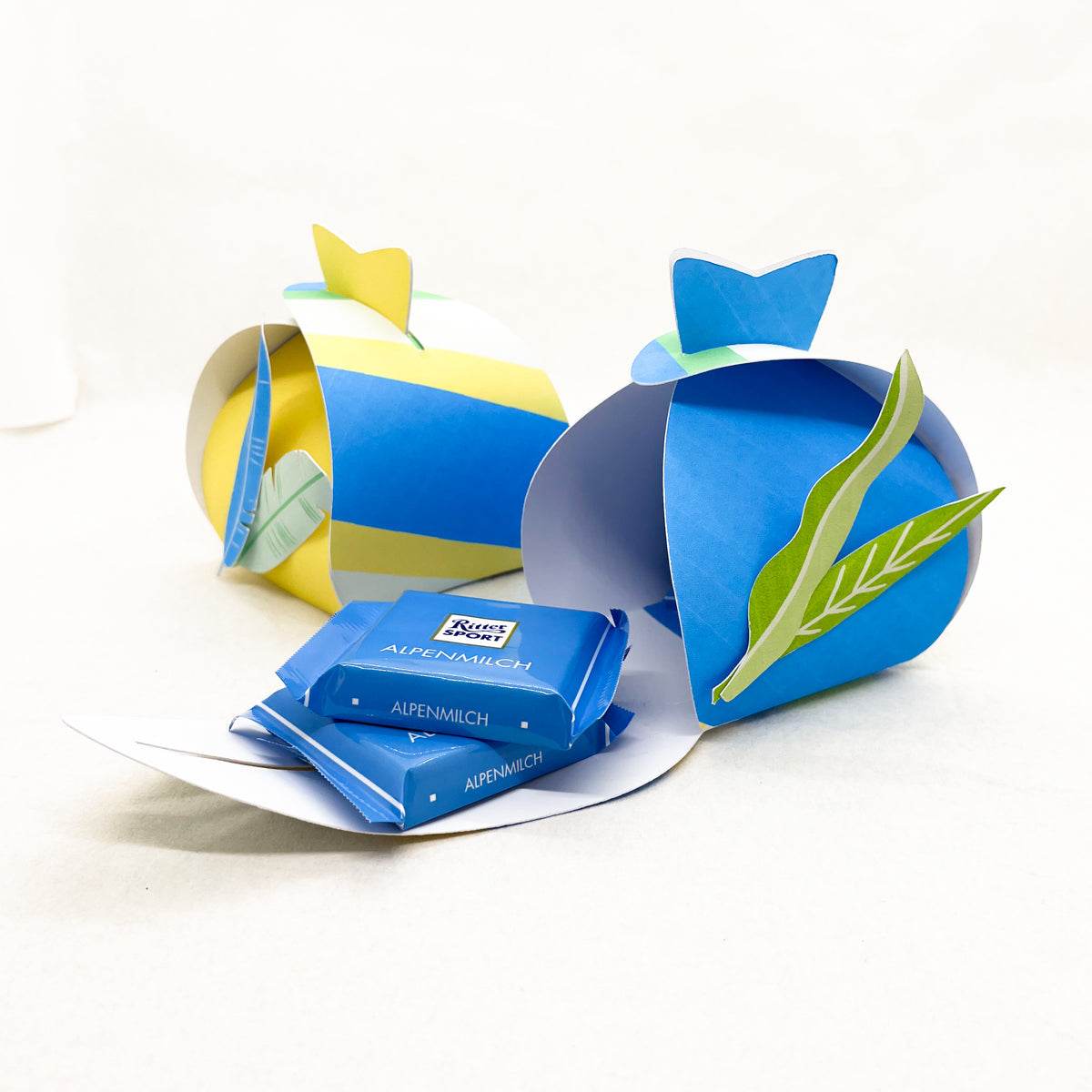 Geschenkbox Ostern Steifen blau / gelb mit Blättern - Printable für Schere oder Plotter - Sewando