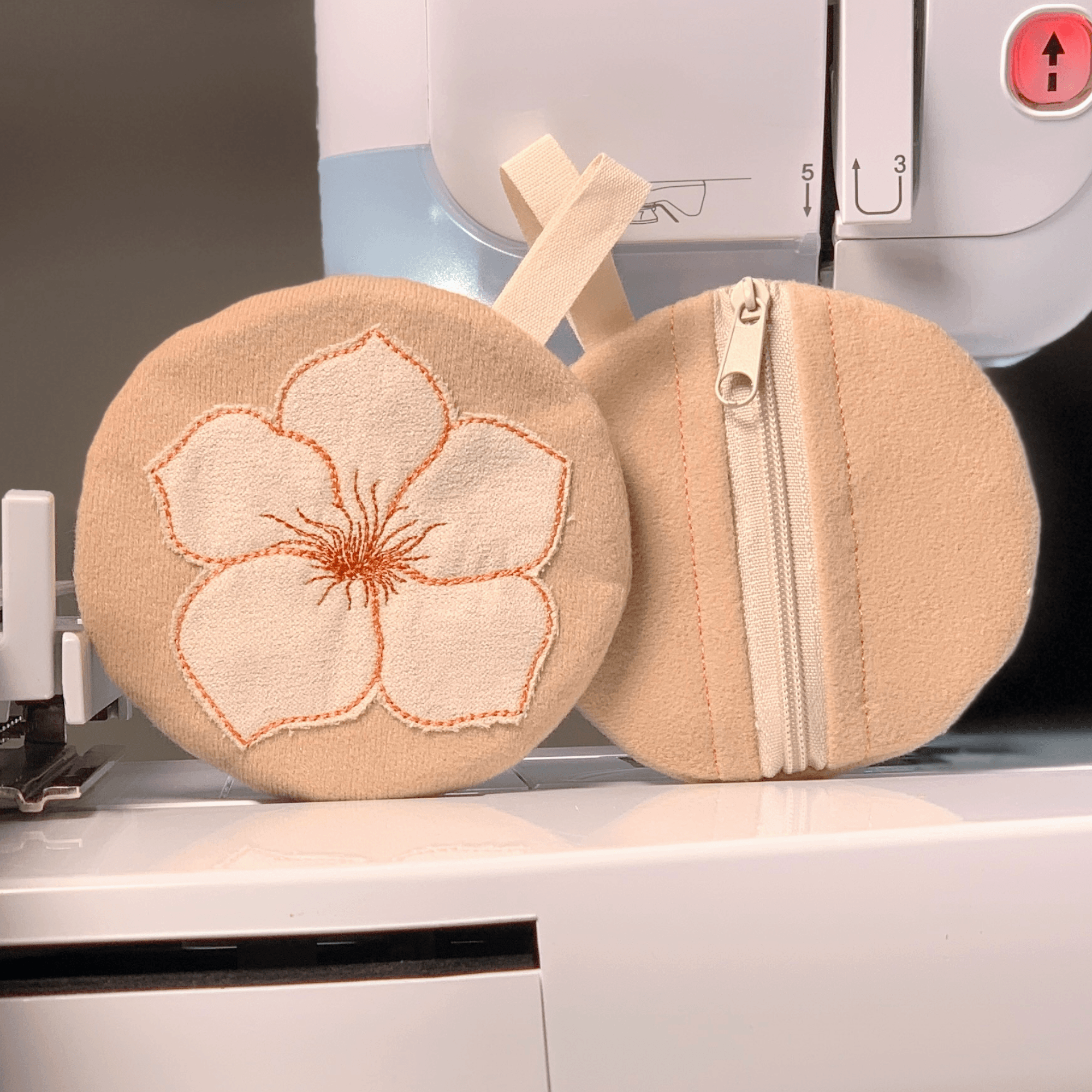 Stickdatei Tasche 10x10 mit Blume, ITH Mini Zip Bag Flower 2 - Sewando