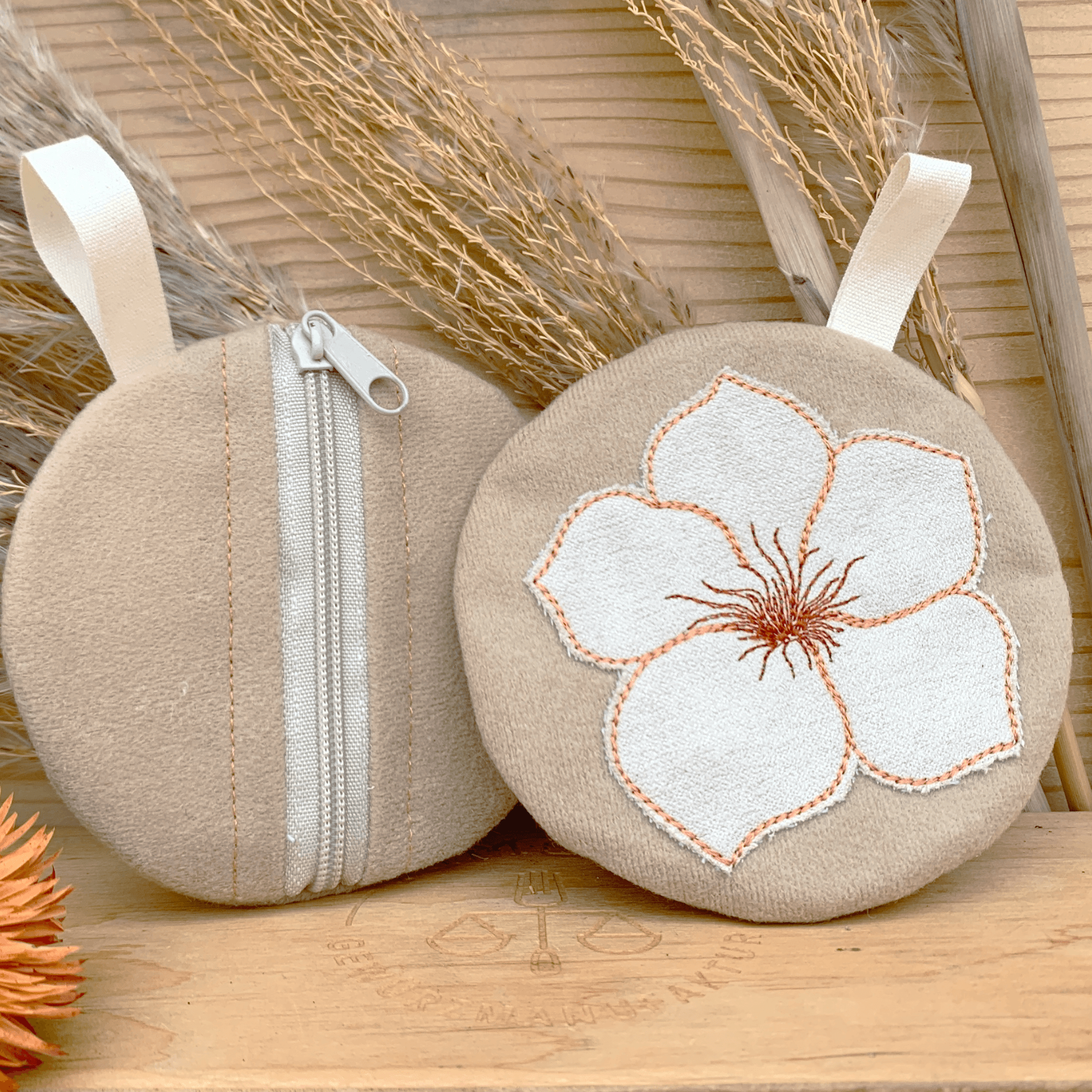 Stickdatei Tasche 10x10 mit Blume, ITH Mini Zip Bag Flower 2 - Sewando