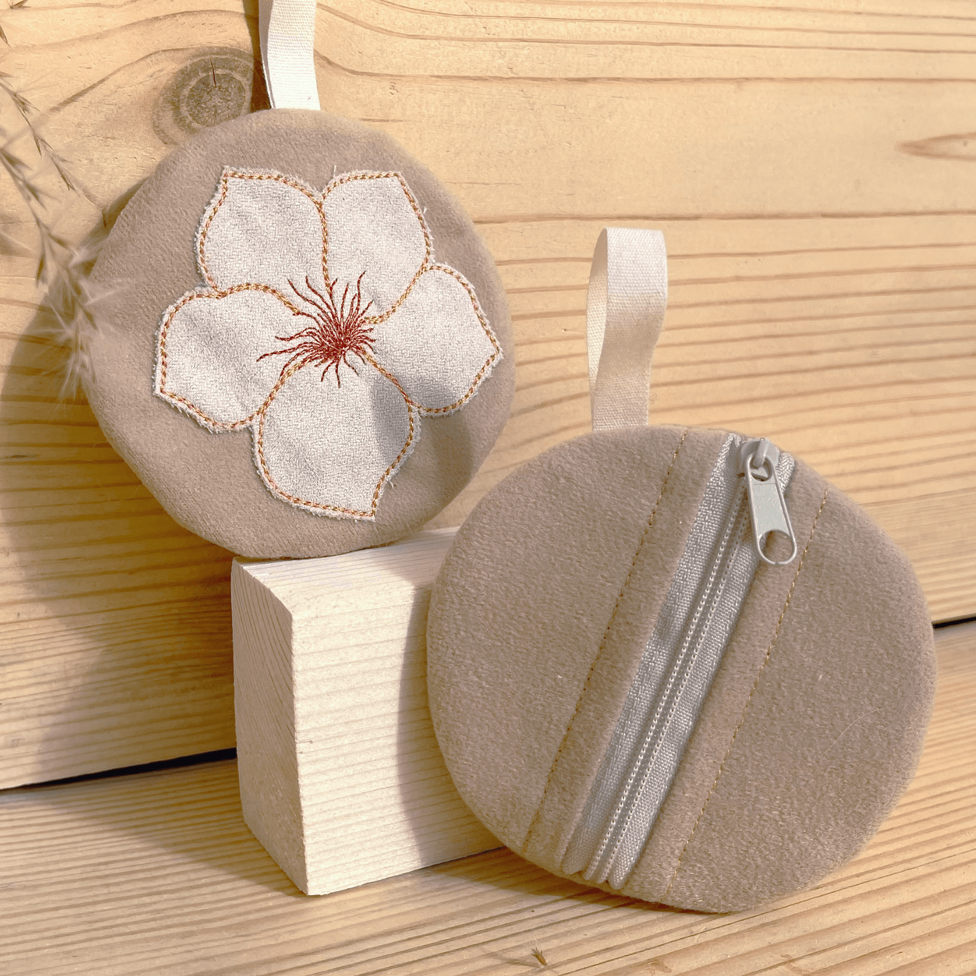 Stickdatei Tasche 10x10 mit Blume, ITH Mini Zip Bag Flower 2 - Sewando