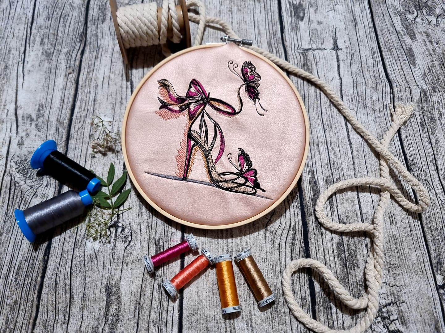 High Heel Stickdatei – elegantes Motiv für Mode- & Geschenkideen - Sewando