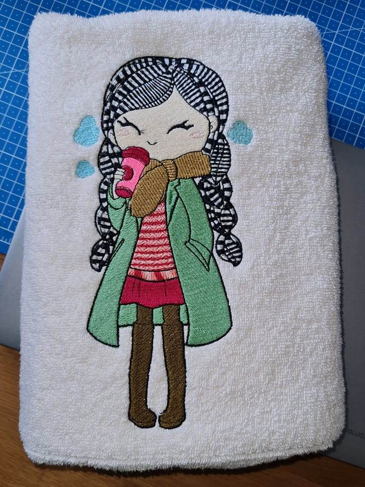 Mädchen mit Kaffee Stickdatei – warmes Herz für kalte Tage, für deine Stickmaschine - Sewando