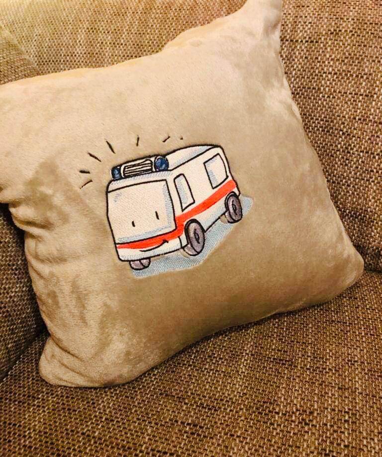 Krankenwagen Stickdatei – süßes Einsatzfahrzeug für Kinderstickereien - Sewando