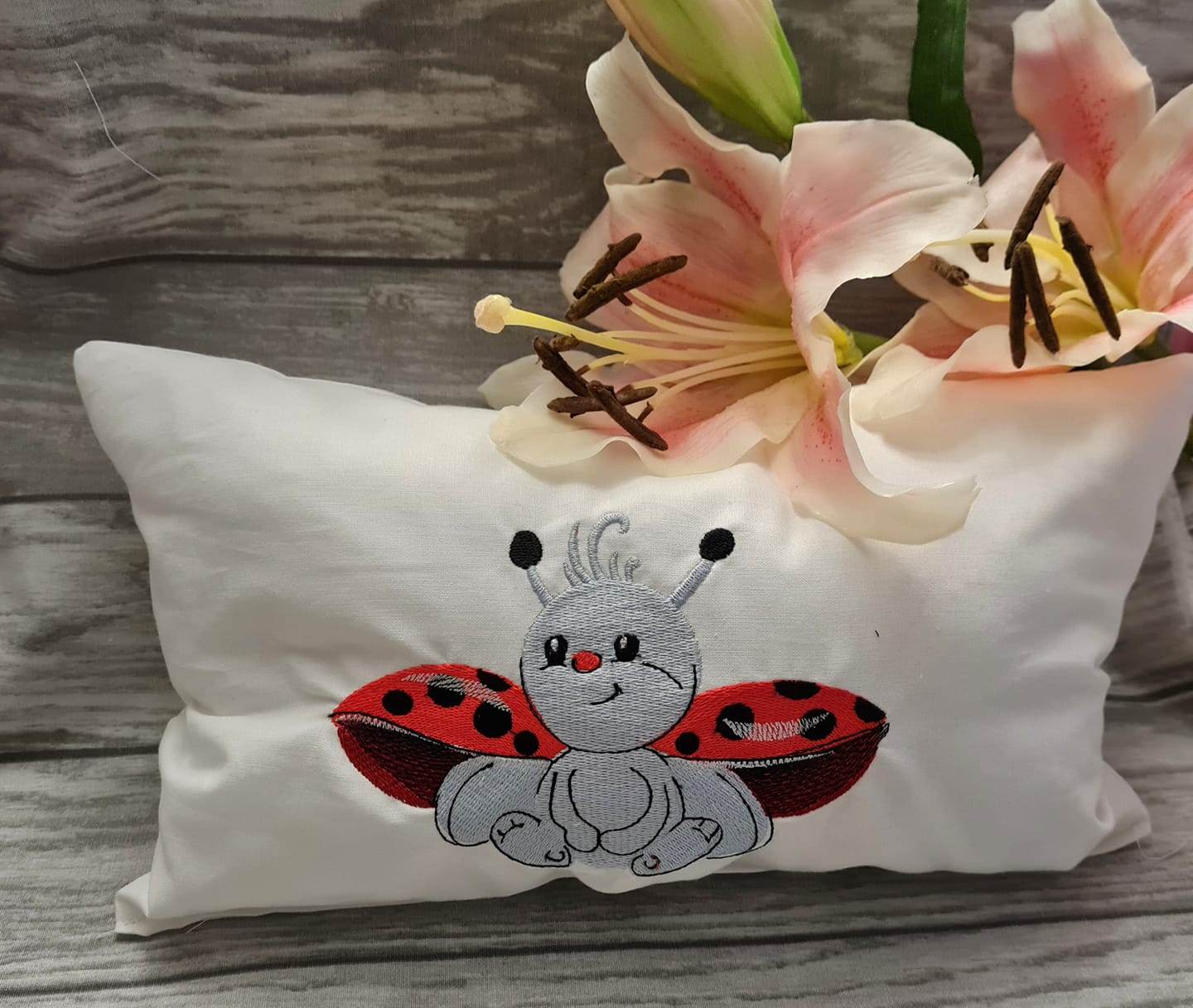 Marienkäfer Stickdatei – niedliches Glücksmotiv für Kinder & Geschenke - Sewando