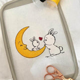 Hasenmond Stickdatei – liebevolles Mama-Baby-Motiv für Kinderzimmer, Geschenke & Herzensmomente - Sewando