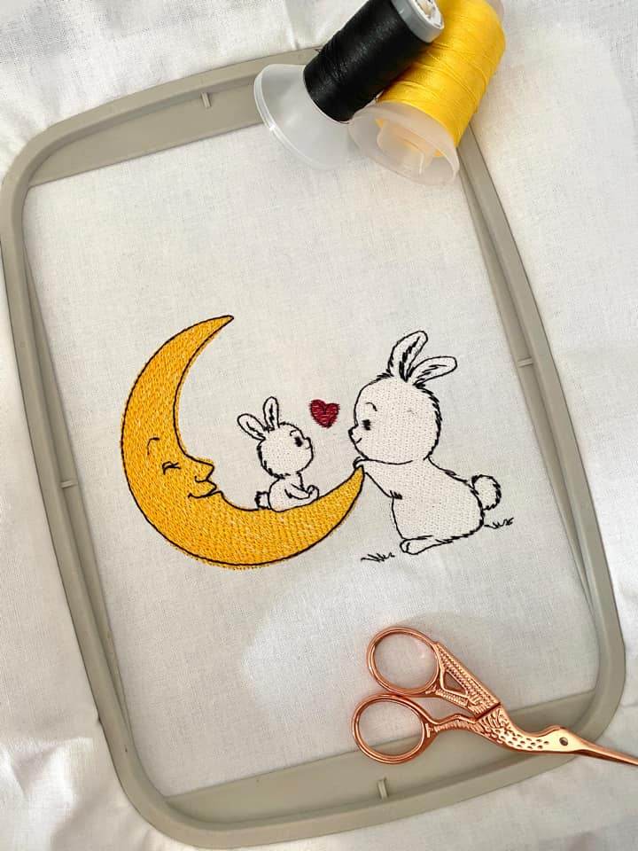 Hasenmond Stickdatei – liebevolles Mama-Baby-Motiv für Kinderzimmer, Geschenke & Herzensmomente - Sewando