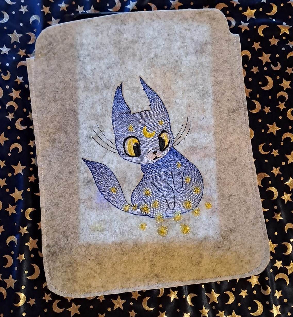 Katze Stickdatei – mystisches Tiermotiv für magische Projekte - Sewando