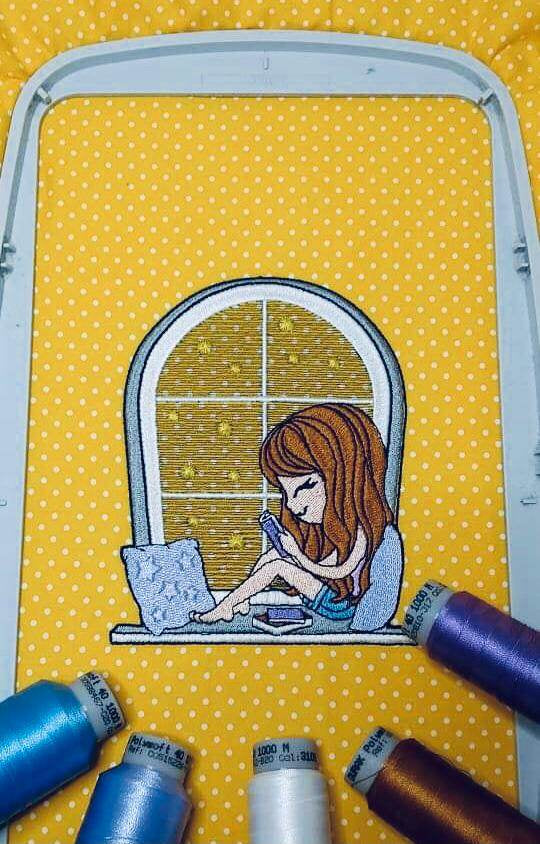 Mädchen Stickdatei – für gemütliche Lesemomente an deiner Stickmaschine - Sewando