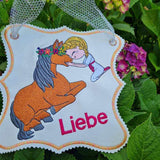 Mädchen mit Pony Stickdatei – liebevolles Motiv für Pferdefans & Geschenke - Sewando