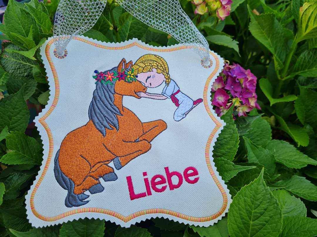 Mädchen mit Pony Stickdatei – liebevolles Motiv für Pferdefans & Geschenke - Sewando