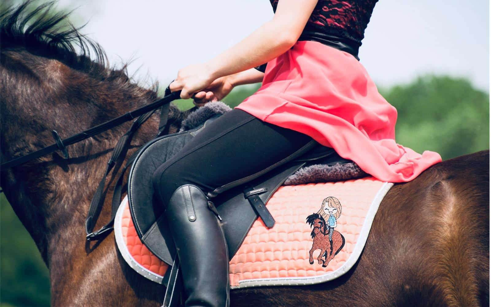 Mädchen auf Pferd Stickdatei – voller Abenteuerlust für deine Stickmaschine - Sewando