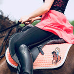 Mädchen auf Pferd Stickdatei – voller Abenteuerlust für deine Stickmaschine - Sewando