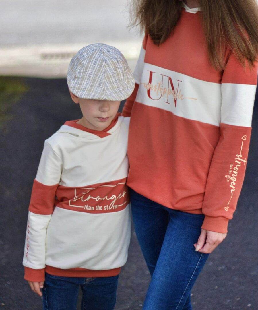 DIN A4 Kids SORGLOS-SYSTEM Basicline Hoodie 105-140cm Kapuzenshirt , BESONDERES PASSFORMSYSTEM - Sewando