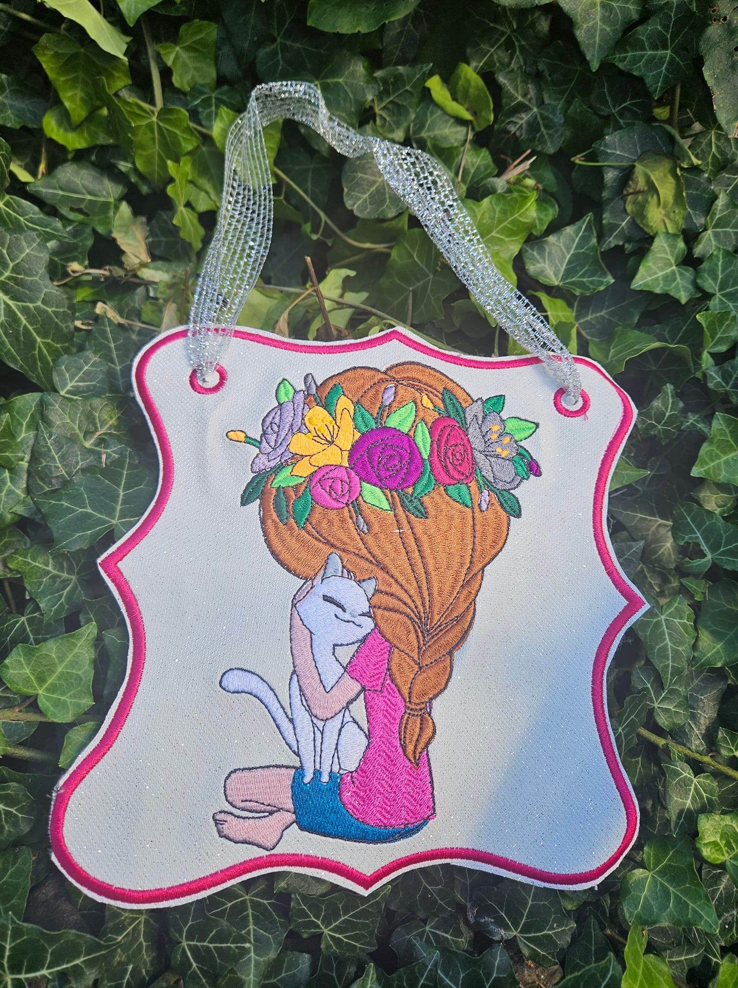 Mädchen mit Katze Stickdatei – liebevolles Motiv für Geschenke & Kleidung - Sewando