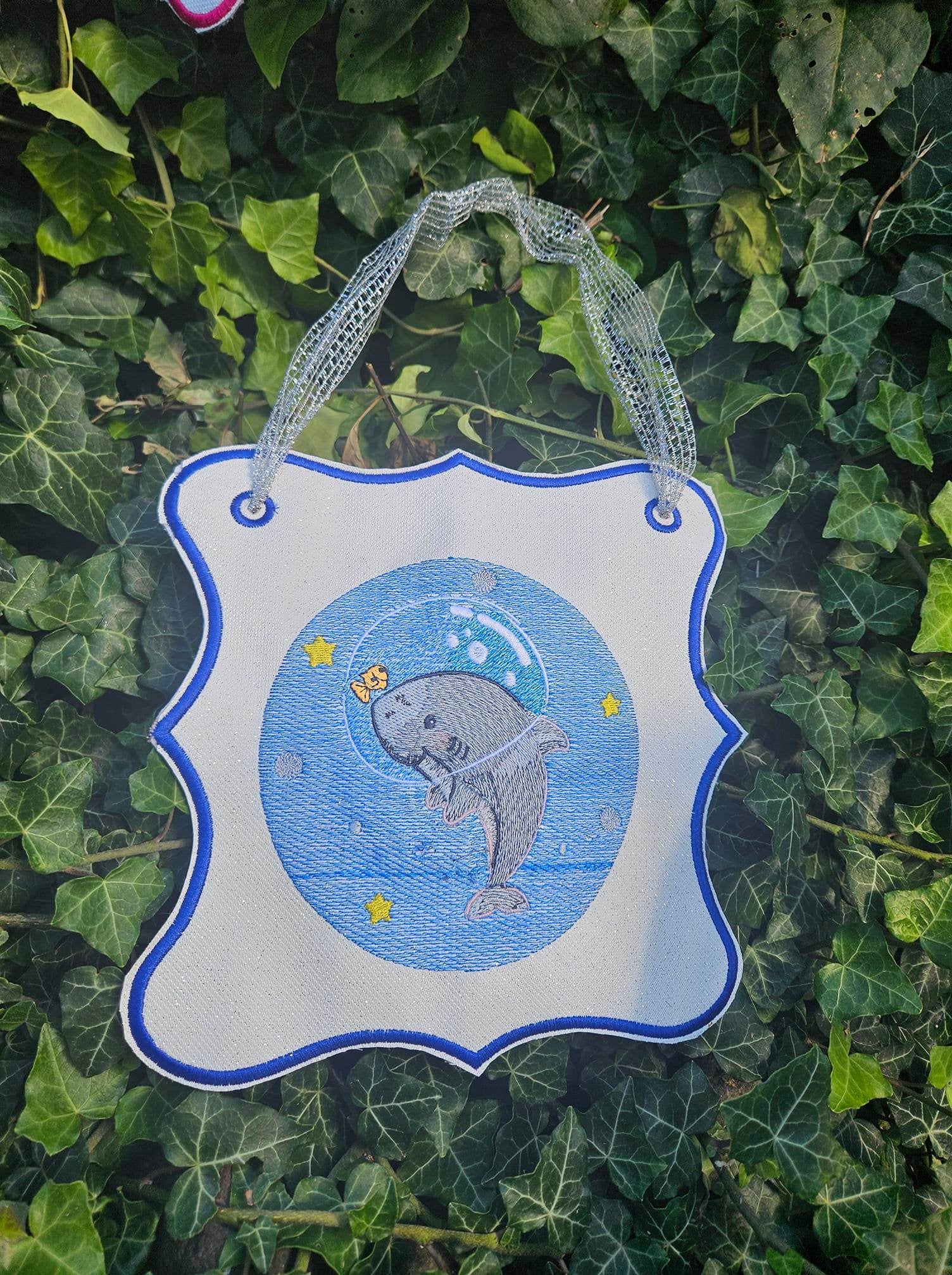 Hai Stickdatei – verspieltes Weltraum-Motiv für Kinderkleidung & kreative Deko - Sewando
