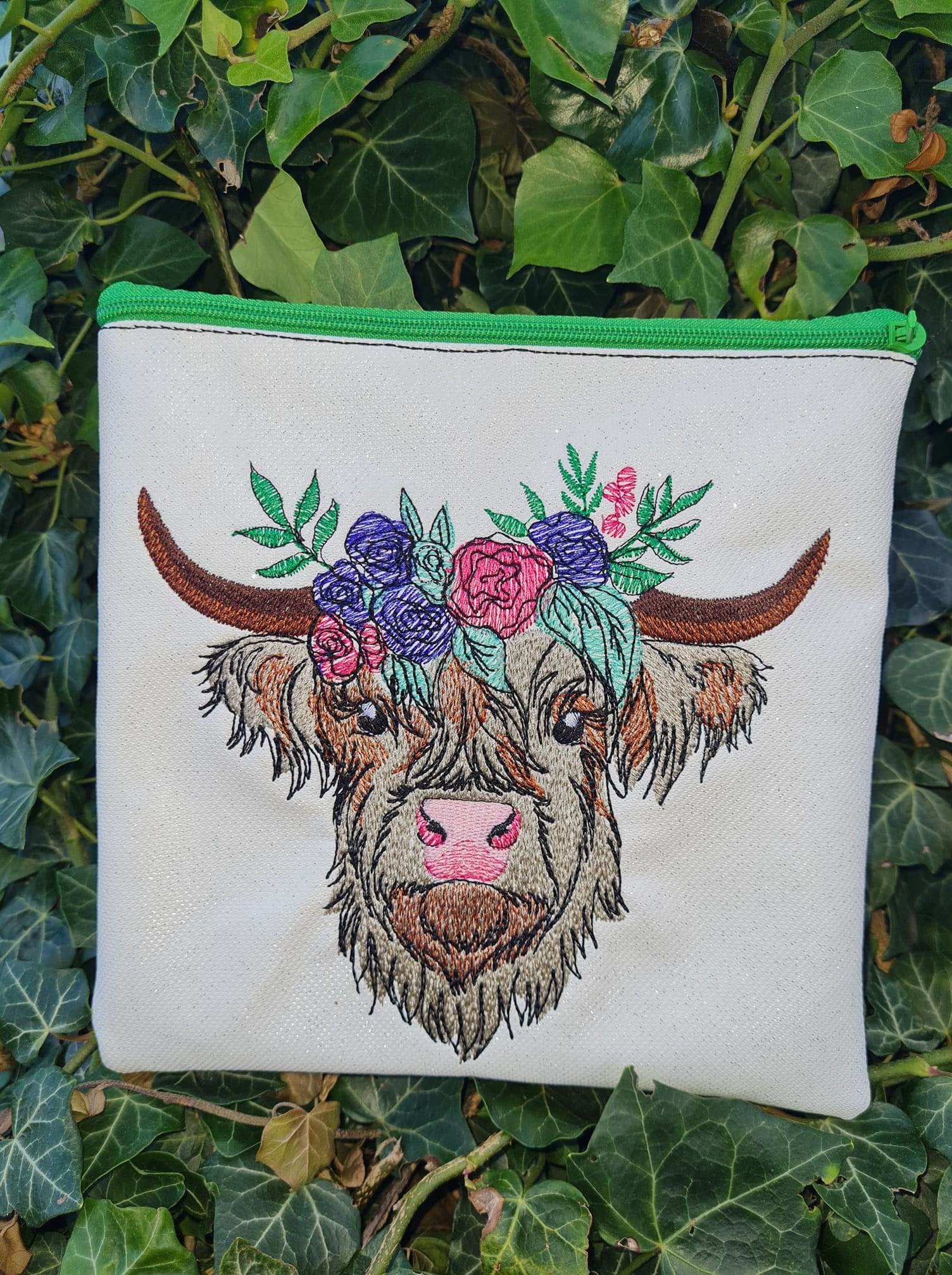 Highland Rind mit Blumenkranz – Stickdatei für deine Stickmaschine - Sewando