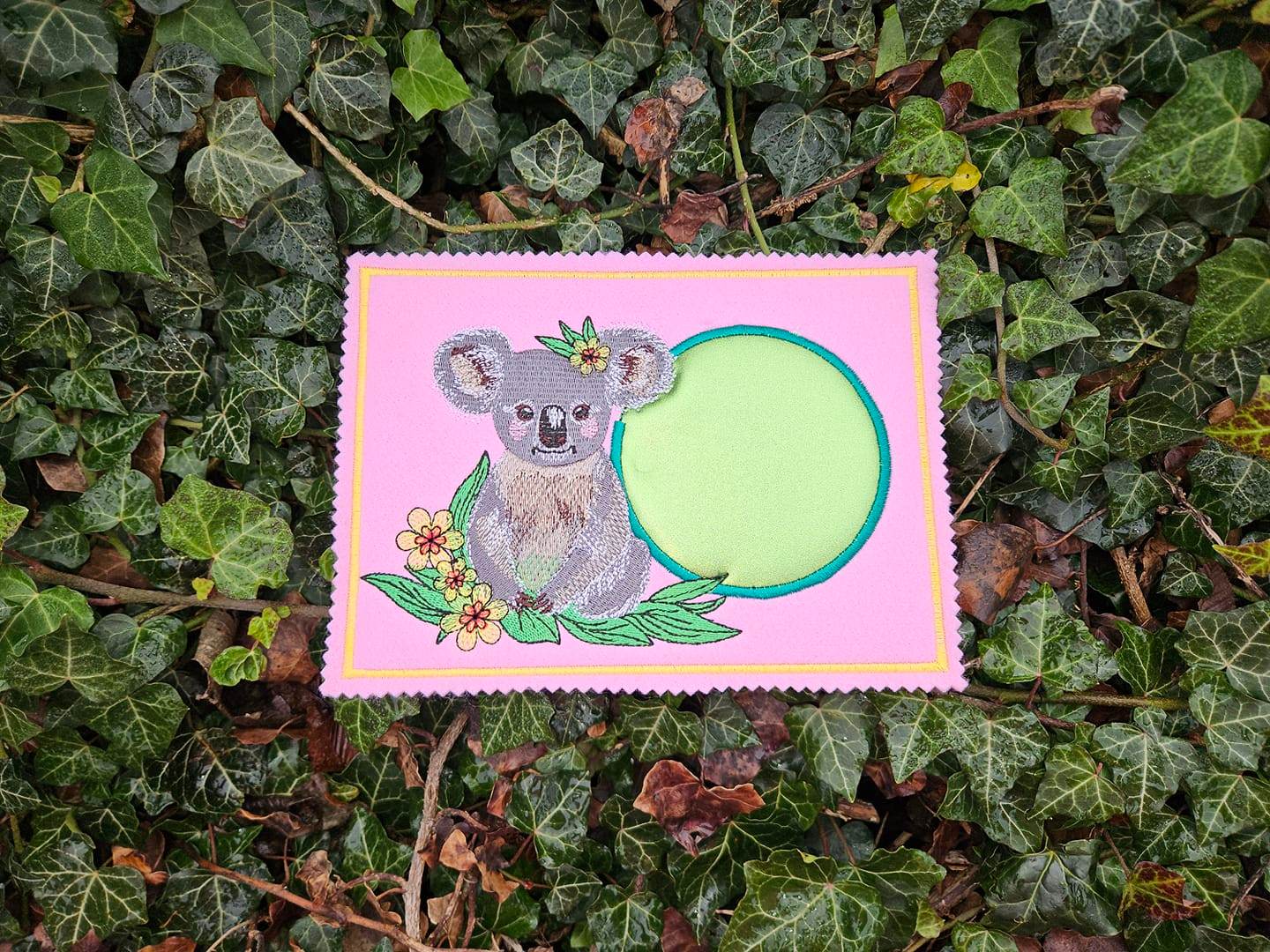 Koala Stickdatei – der entspannte Kuschelfreund mit Blütenzauber für deine Stickmaschine - Sewando