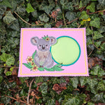 Koala Stickdatei – der entspannte Kuschelfreund mit Blütenzauber für deine Stickmaschine - Sewando