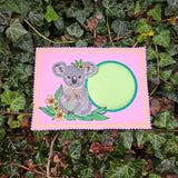 Koala Stickdatei – der entspannte Kuschelfreund mit Blütenzauber für deine Stickmaschine - Sewando