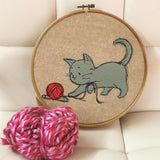 Spielende Katze Stickdatei – charmante Applikation für Kleidung & Kindergeschenke - Sewando