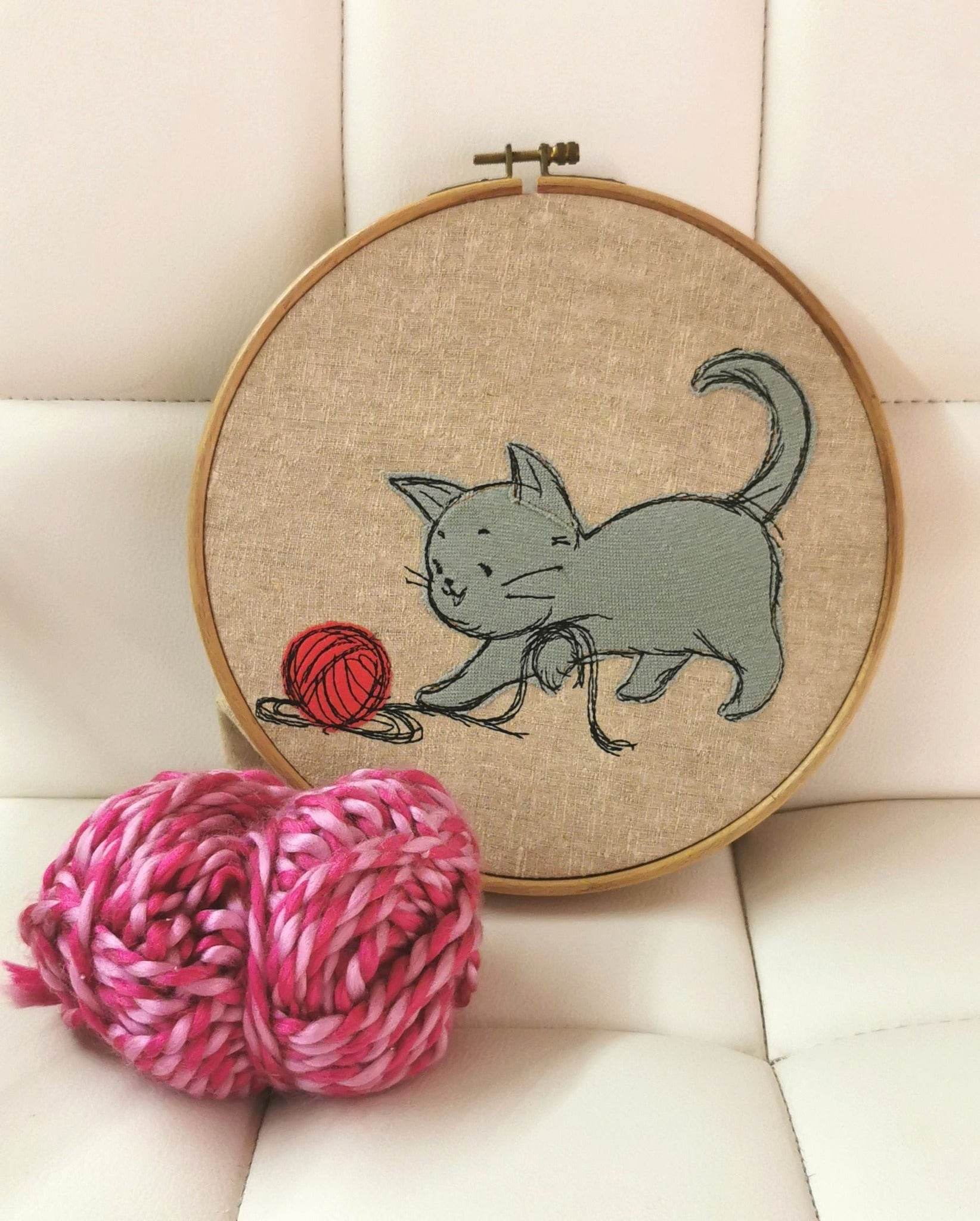 Spielende Katze Stickdatei – charmante Applikation für Kleidung & Kindergeschenke - Sewando