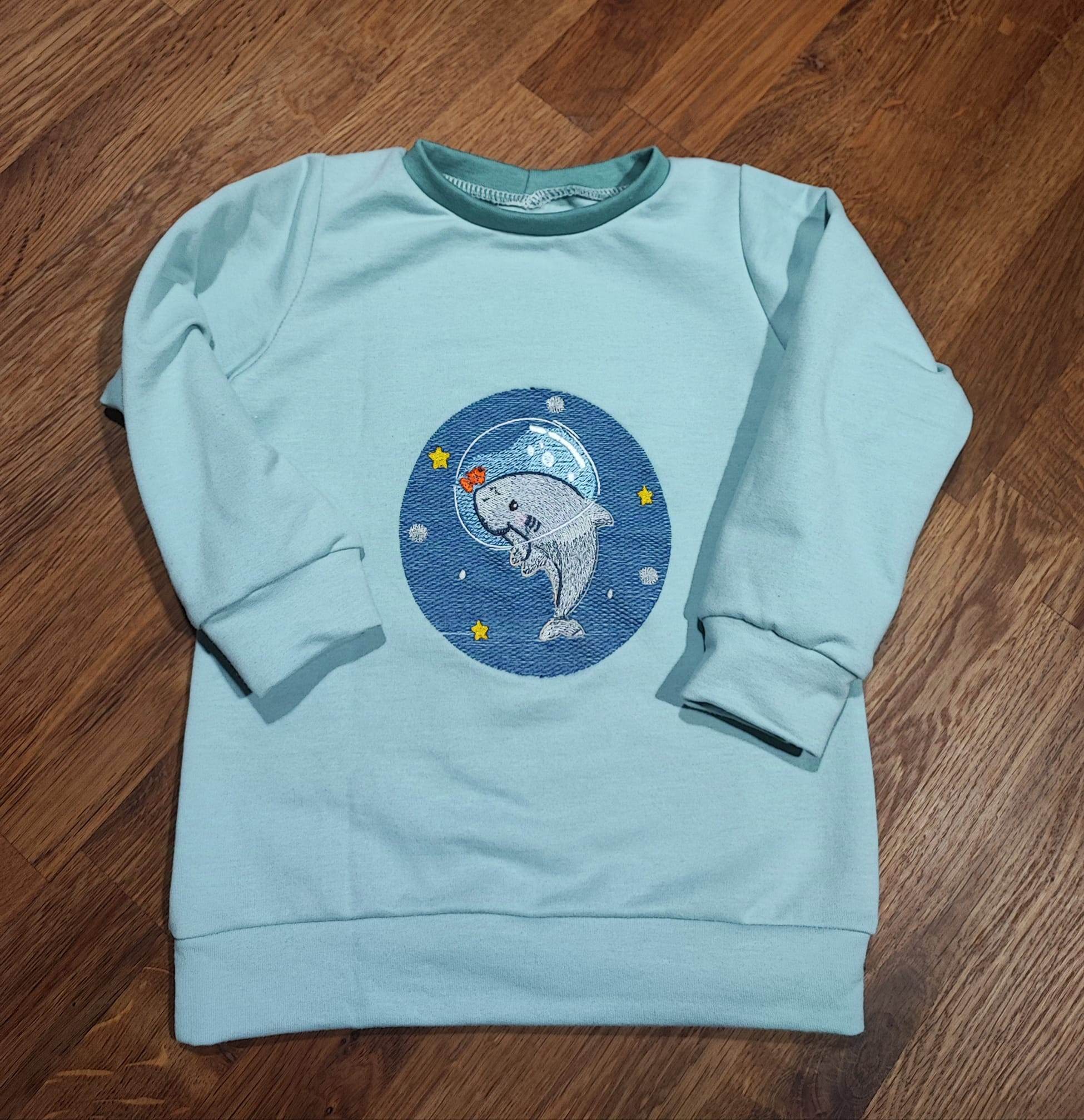 Hai Stickdatei – verspieltes Weltraum-Motiv für Kinderkleidung & kreative Deko - Sewando