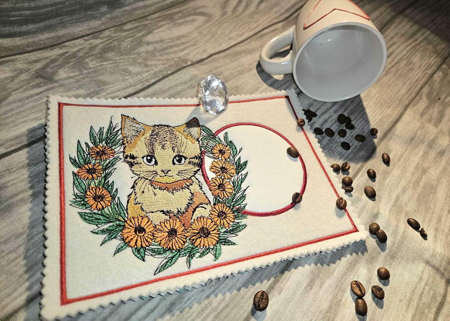 Katze Stickdatei – süßes Kätzchen im Gänseblümchenkranz für deine Stickmaschine - Sewando