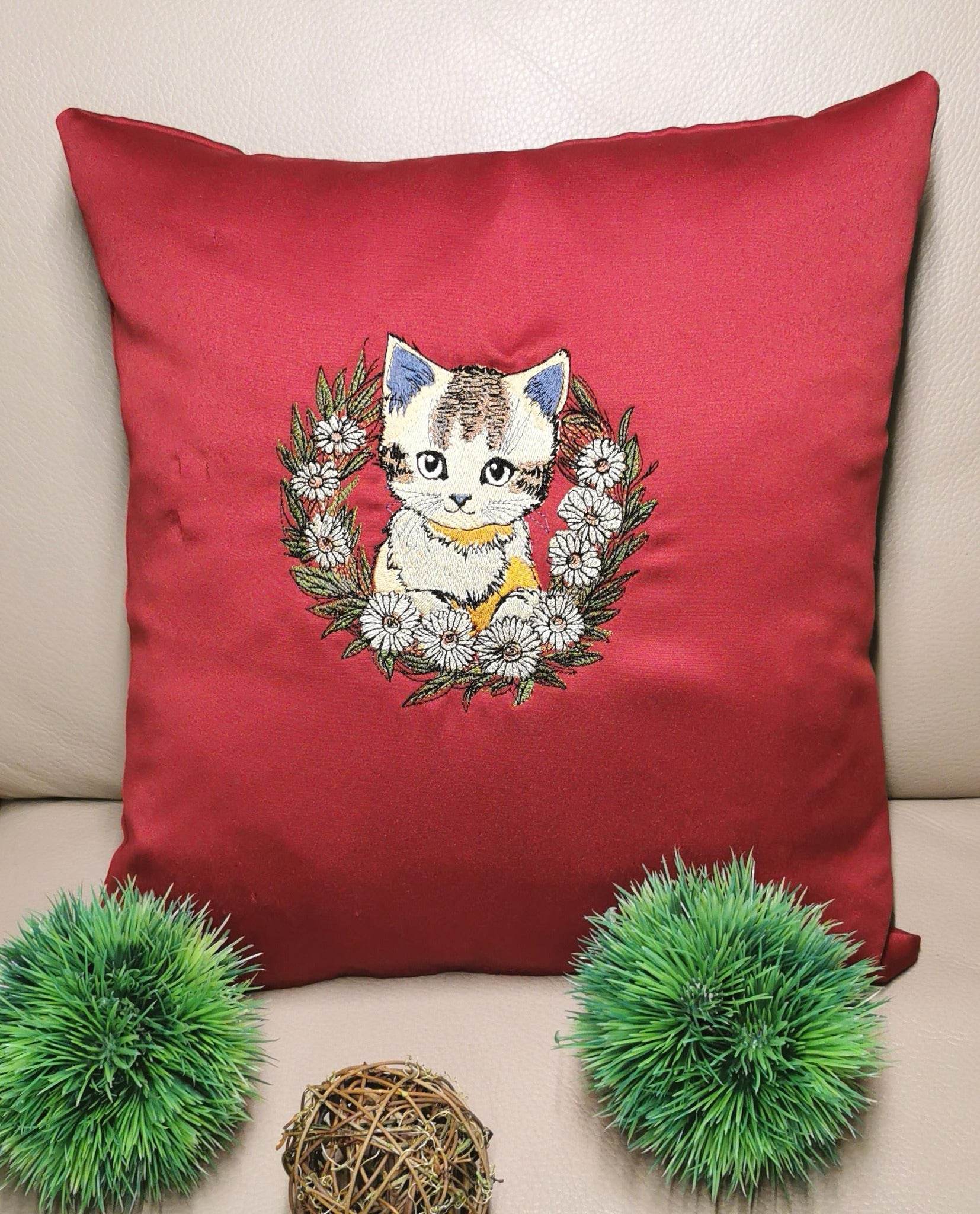 Katze Stickdatei – süßes Kätzchen im Gänseblümchenkranz für deine Stickmaschine - Sewando