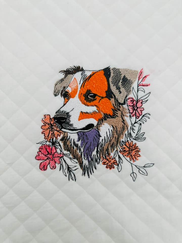 Hund Stickdatei – treuer Blick und Blumenzauber für deine Stickmaschine - Sewando