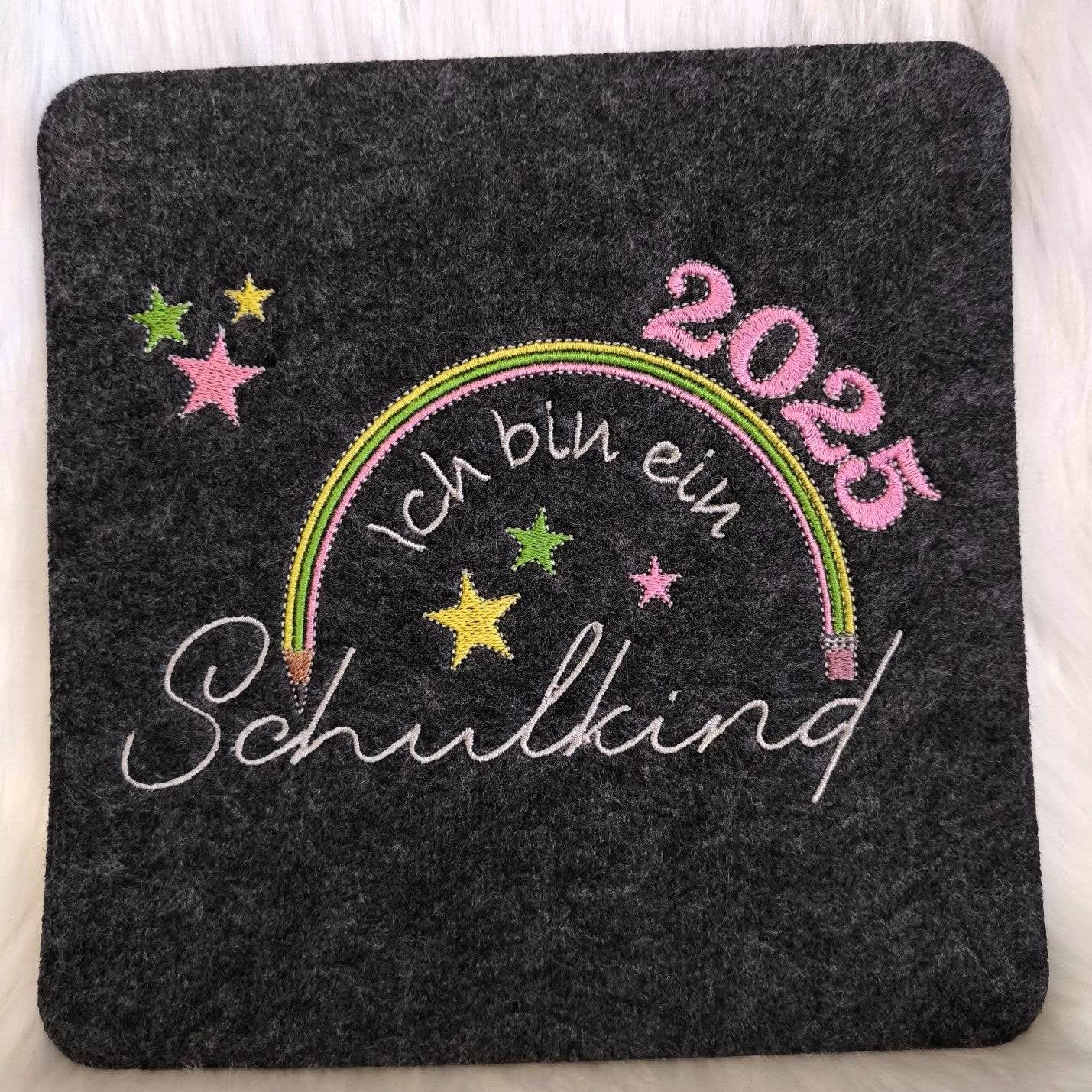 Stickdatei - Ich bin ein Schulkind 2025 (Regenbogen-Stift) - Sewando