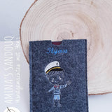 Matrosen Junge mit Boot Stickdatei – für kleine Kapitäne mit großer Fantasie an deiner Stickmaschine - Sewando