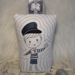 Matrosen Junge mit Boot Stickdatei – für kleine Kapitäne mit großer Fantasie an deiner Stickmaschine - Sewando