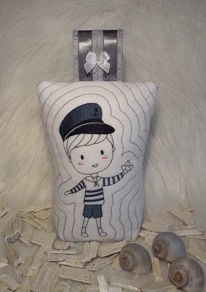 Matrosen Junge mit Boot Stickdatei – für kleine Kapitäne mit großer Fantasie an deiner Stickmaschine - Sewando