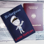 Matrosen Junge mit Boot Stickdatei – für kleine Kapitäne mit großer Fantasie an deiner Stickmaschine - Sewando