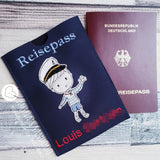 Matrosen Junge mit Boot Stickdatei – für kleine Kapitäne mit großer Fantasie an deiner Stickmaschine - Sewando