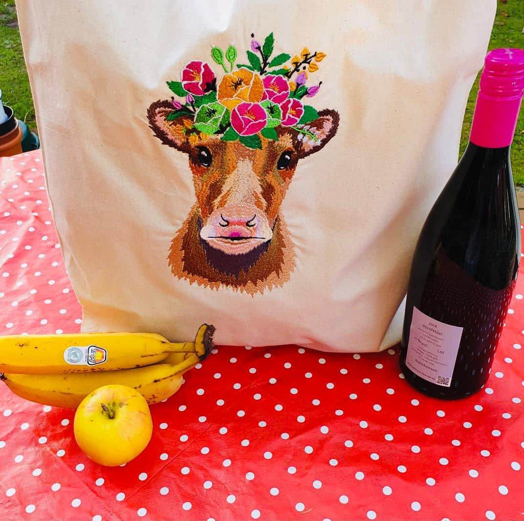 Kuh Stickdatei mit Blumenkrone – ländlich, fröhlich und farbenfroh - Sewando