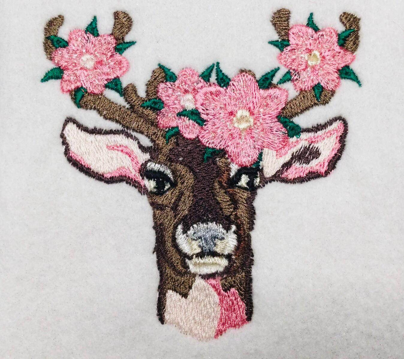 Hirsch Stickdatei, floraler Hirschkopf mit Blumengeweih für deine Stickmaschine - Sewando