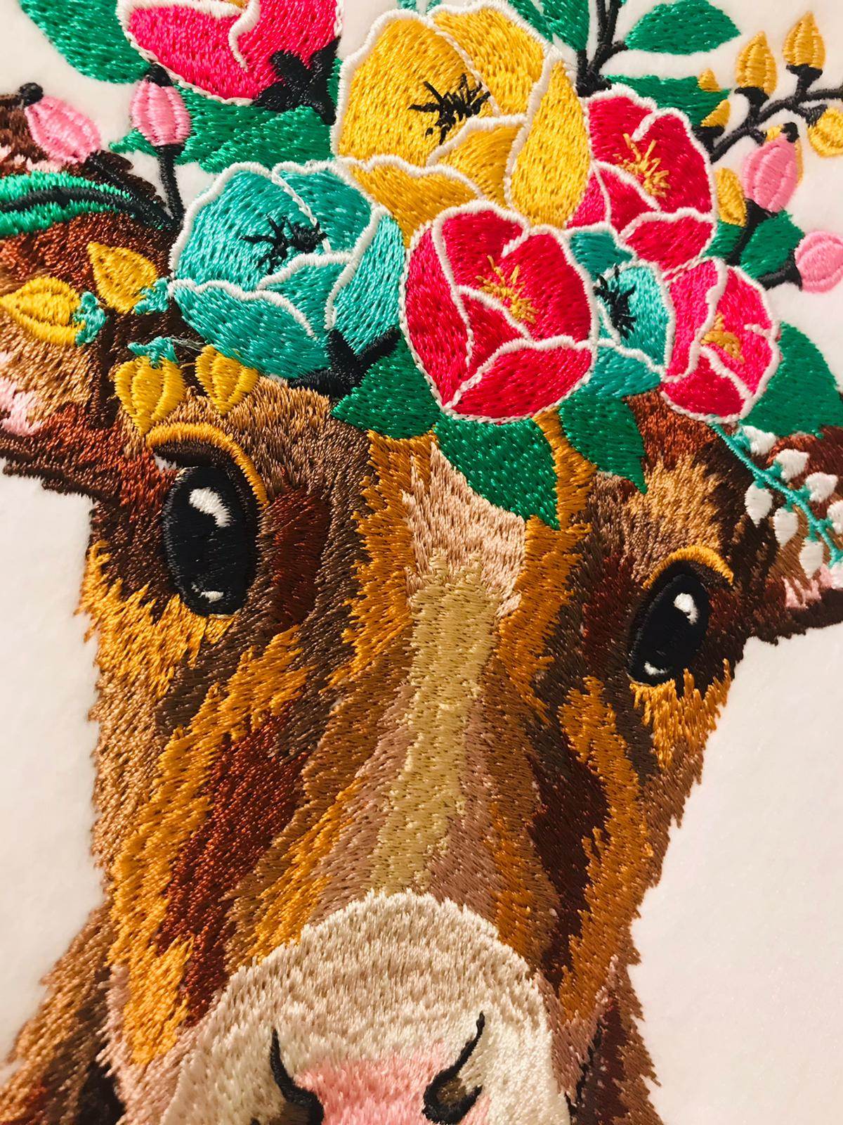 Kuh Stickdatei mit Blumenkrone – ländlich, fröhlich und farbenfroh - Sewando