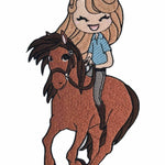 Mädchen auf Pferd Stickdatei – voller Abenteuerlust für deine Stickmaschine - Sewando