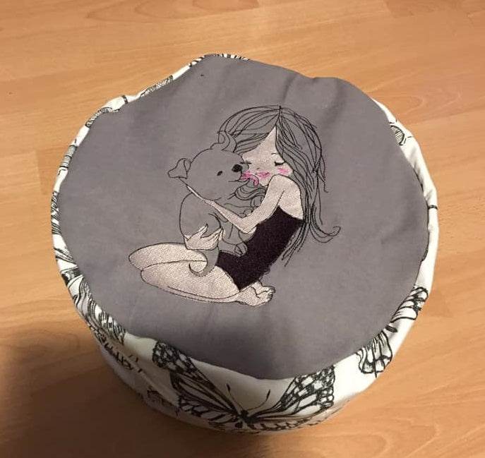 Mädchen mit Hund Stickdatei, zärtiges Motiv eines Mädchens mit Welpen für deine Stickmaschine. - Sewando